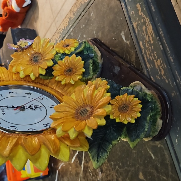 it's a table clock - Picture 4 of 4